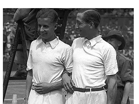 Renē Lakosts (pa labi) ar kolēģi jaunajos tenisa kreklos 1928. gadā.