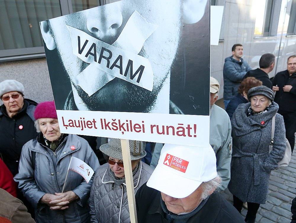 Ikšķiles novada uzņēmēju biedrības 2019. gadā rīkotais pikets pie Vides aizsardzības un reģionālās attīstības ministrijas, iebilstot pret pievienošanu Ogres novadam.