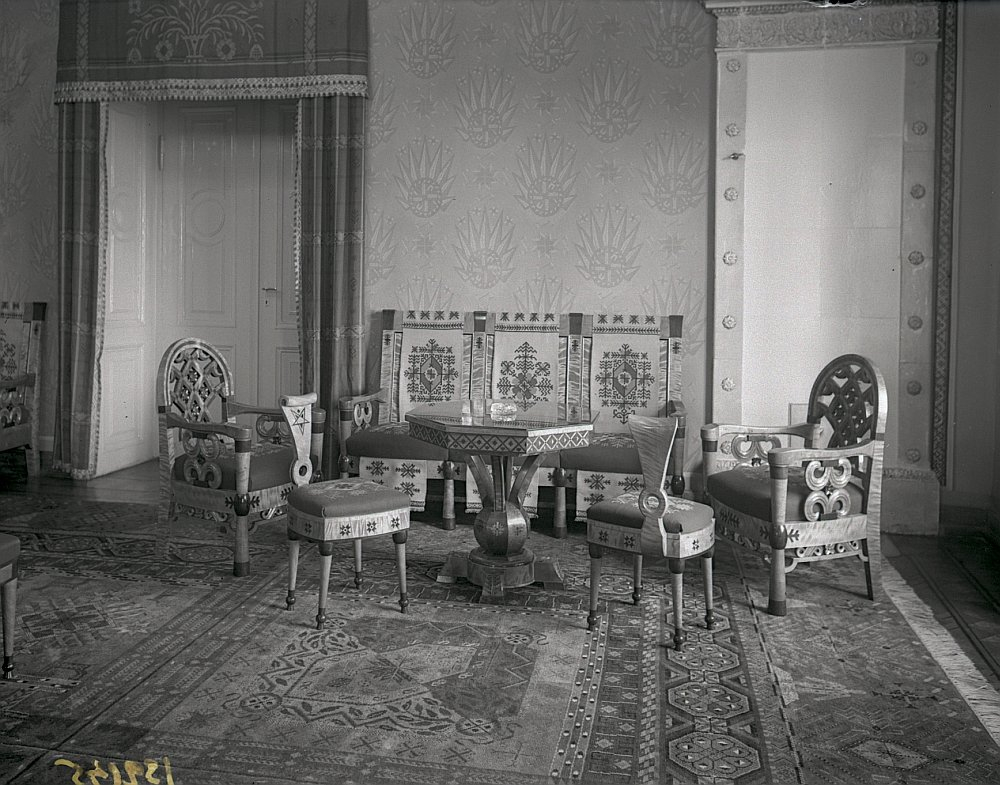 Rīgas pils Sūtņu akreditācijas zāle 20. gs. 30. gadu beigās. Pie sienas – gobelēniem rotāts trīsvietīgais sols.