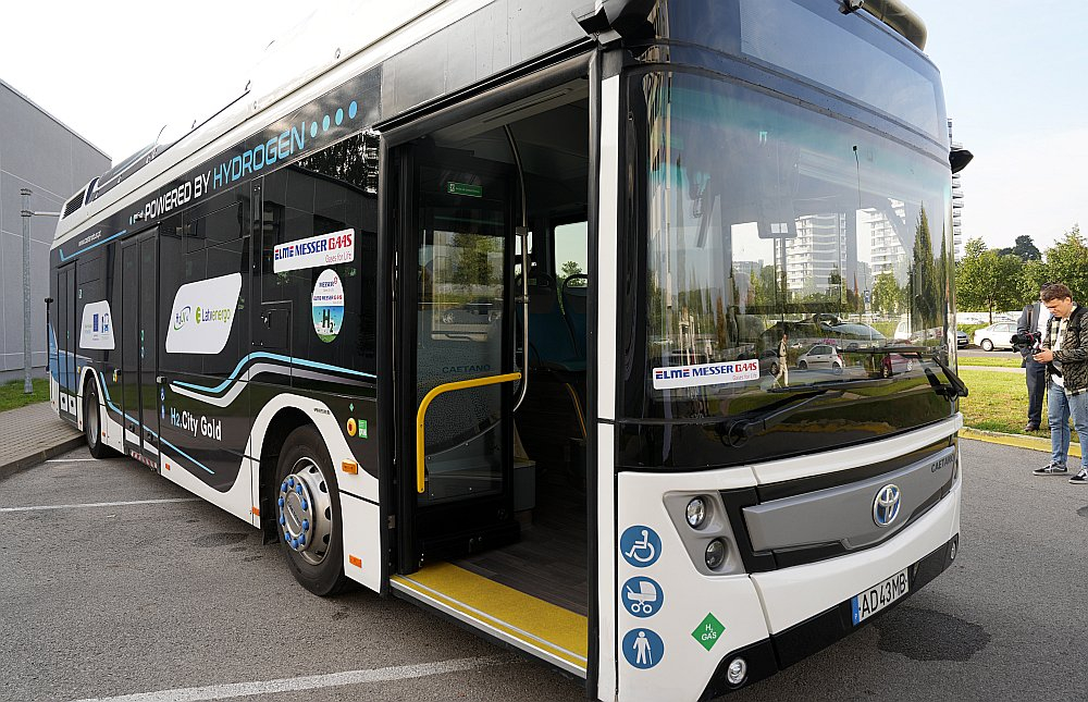 Ja valdības virzītie transporta zaļināšanas plāni sekmēsies, tad šādu ar ūdeņradi un elektrību darbināmu autobusu pilsētu ielās kļus arvien vairāk.