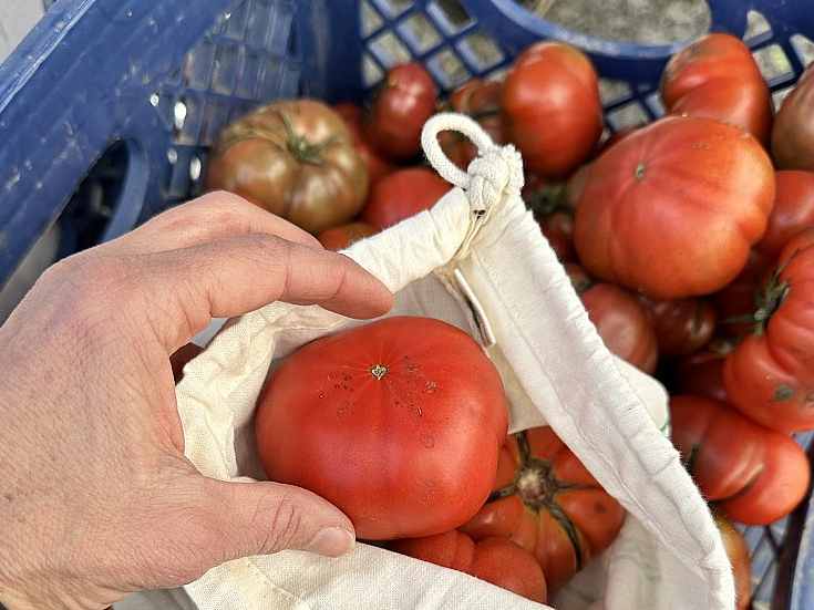 Izvēloties tirdzniecības vietu, uzmanība jāpievērš pašvaldības regulējumam par tirdzniecības iespējām un maksu par tirgošanos: ir vērts noskaidrot, vai tirgošanās noskatītajā vietā vispār ir iespējama un vai to var darīt brīvi – neko nemaksājot.