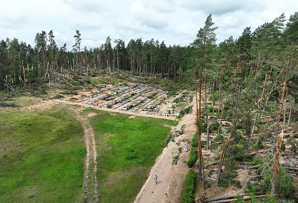 Cēsīs vētra lielākos postījumus nodarījusi Meža kapos Lenču ielā. Svētdien, 7. jūlijā, paredzētie kapusvētki ir atcelti, jo nedēļas laikā nav iespējams novākt vētras nolauztos kokus.