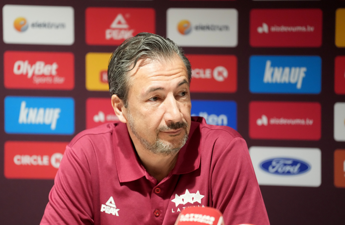 Latvijas vīriešu valstsvienības galvenais treneris Luka Banki piedalās preses konferencē pēc Latvijas vīriešu basketbola valstsvienības atklātā treniņa "Arēnā Rīga".
