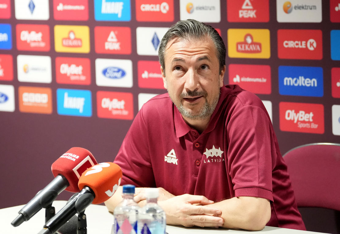 Latvijas vīriešu valstsvienības galvenais treneris Luka Banki piedalās preses konferencē pēc Latvijas vīriešu basketbola valstsvienības atklātā treniņa "Arēnā Rīga".