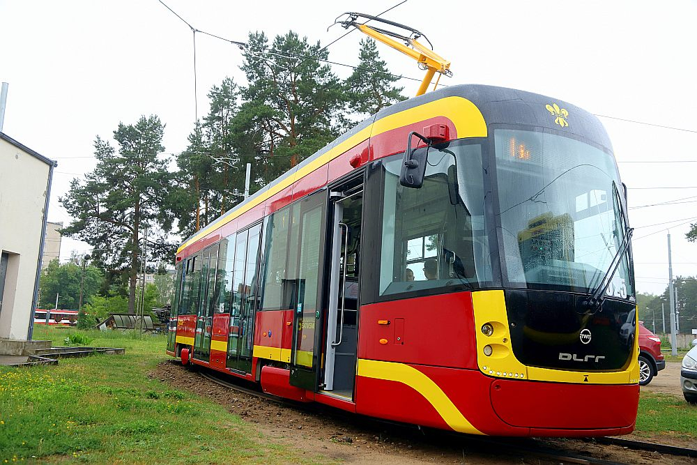 Šādi izskatās "Pragoimex" ražotais un Daugavpils Lokomotīvju remonta rūpnīcā daļēji sakomplektētais tramvajs. Iesaistītie apgalvo, ka pusi no tramvaja komplektēja Daugavpilī.