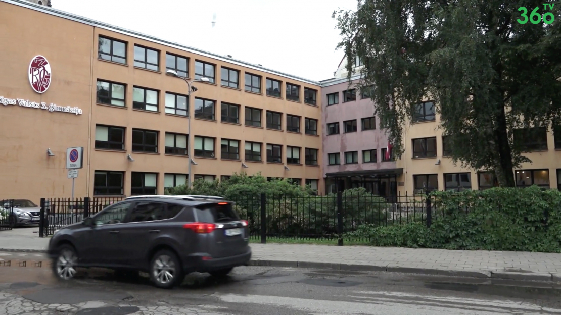 Katrā izglītības iestādē uzņemšanas noteikumi atšķiras. Piemēram, 3. ģimnāzijā ir iestājpārbaudījumi, eksāmens matemātikā un papildus vēl citos 9. klašu gala darbos nedrīkst būt mazāk par 60%.