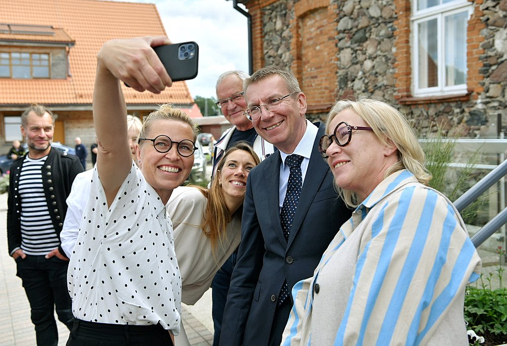 Cilvēki nebaidās nākt klāt Edgaram Rinkēvičam un lūgt kopā nofotografēties.