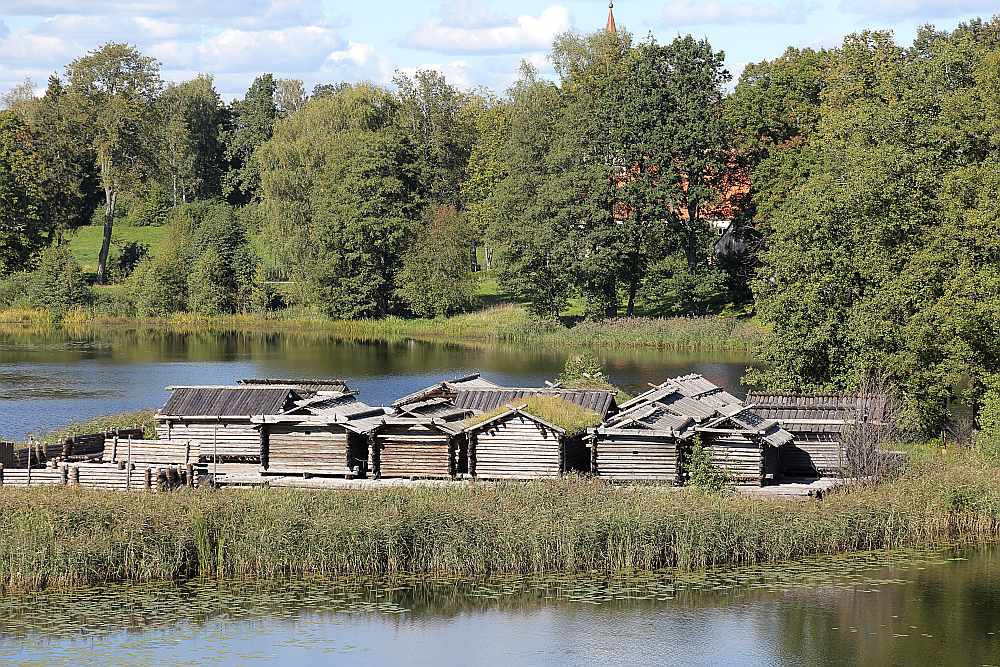 Āraišu ezerpils ir 9.–10. gadsimta seno latgaļu dzīvesvieta. Mūsdienās Latvijas arheologiem zināmas desmit uz koka klāstiem būvētas senās ezeru apmetnes no šī laikmeta.
