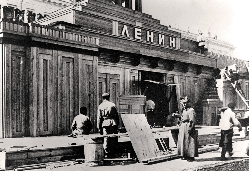 Pēc Ļeņina nāves 1924. gada janvārī Sarkanajā laukumā Maskavā no koka tika uzcelts pirmais pagaidu mauzolejs, maijā – otrais pagaidu mauzolejs, bet 1930. gadā – pastāvīgais akmens mauzolejs.
