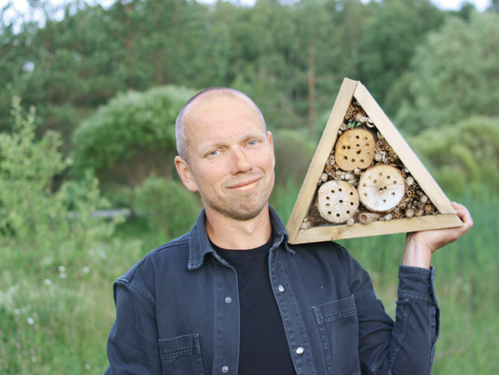 Raivis Bahšteins: "Zaļajam kursam jāpiešķir kārtīgs mugurkauls, lai to nevarētu locīt visādos virzienos atkarībā no katra vēja, kas nu no kuras puses pūš. Tiklīdz kāds piebrauc ar traktoru vai padedzina riepas pie eiroparlamenta, tā tiek pieņemta kāda atkāpe. Kursam ir jābūt skaidram un nepārprotamam, nevis visādi interpretējamam un grozāmam."