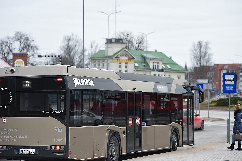 Pašvaldības neesot saņēmušas oficiālu informāciju vai piedalījušās jautājuma apspriešanā, kā arī nav akceptējušas ATD ieceres un lēmumus slēgt vairākus svarīgus reisus.
