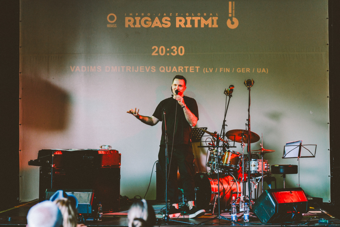 "Rīgas ritmi 2024" koncerti notika arī kultūras centrā "Noass", kur savu mākslinieku uzstāšanos piedāvāja izdevniecība "Jersika Records". 