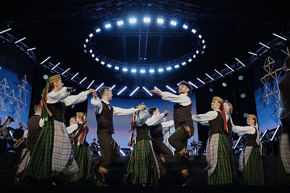 Vispasaules lietuviešu dziesmu svētkos atsevišķi izdalīta gan Folkloras diena, gan Teātra diena, gan Dejas diena. Tikai svētku kulminācijā un noslēgumā ir Dziesmas diena.