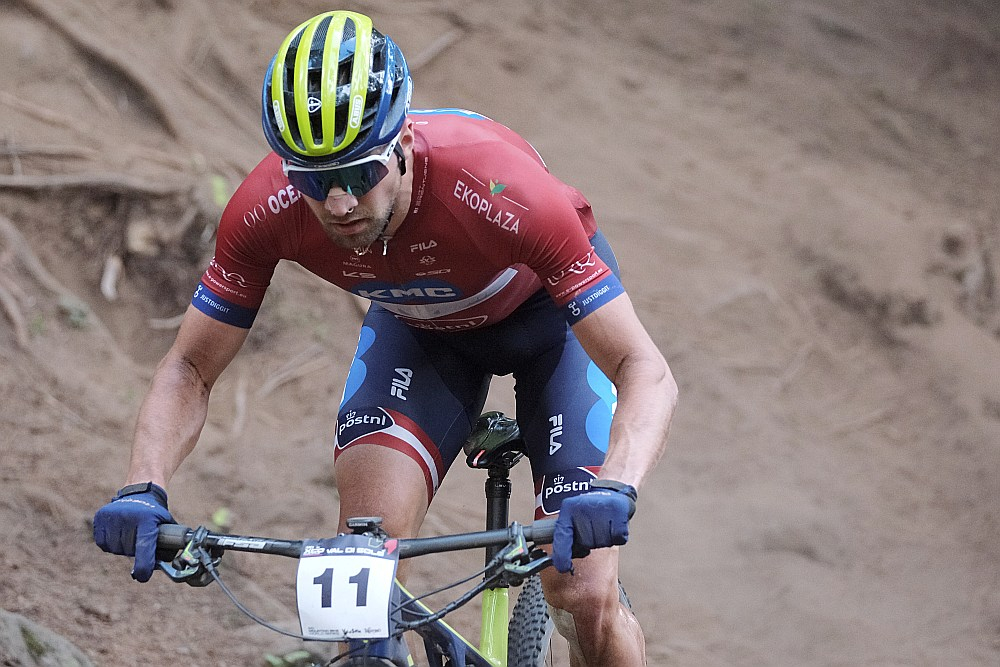 Kalnu riteņbraucējs Mārtiņš Blūms pēdējos divos pasaules čempionātos izcīnījis 11. vietu un olimpiskajās spēlēs Parīzē cer pacīnīties par tikšanu labāko desmitniekā.