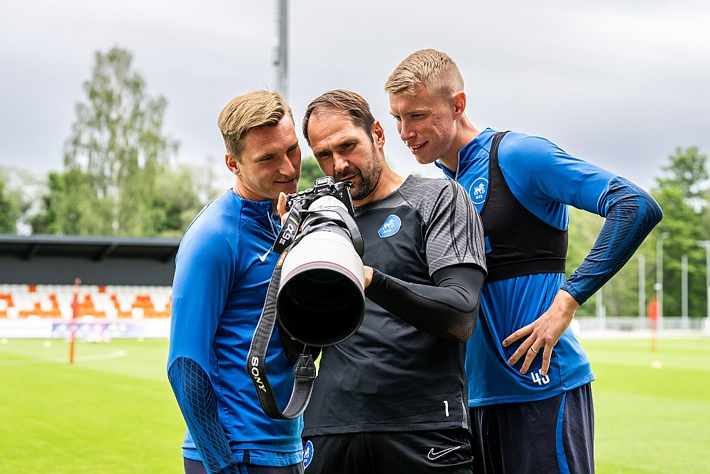 Pieredzējušie "RFS" futbolisti Žiga Lipuščeks (no labās), Pāvels Šteinbors un Petrs Marešs iemēģina profesionālo fotoaparatūru.