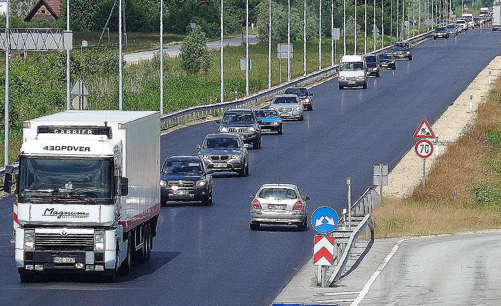 Tipisks Latvijas ceļš – zirgspēku pārpilnība un drošu distanču absolūts trūkums.