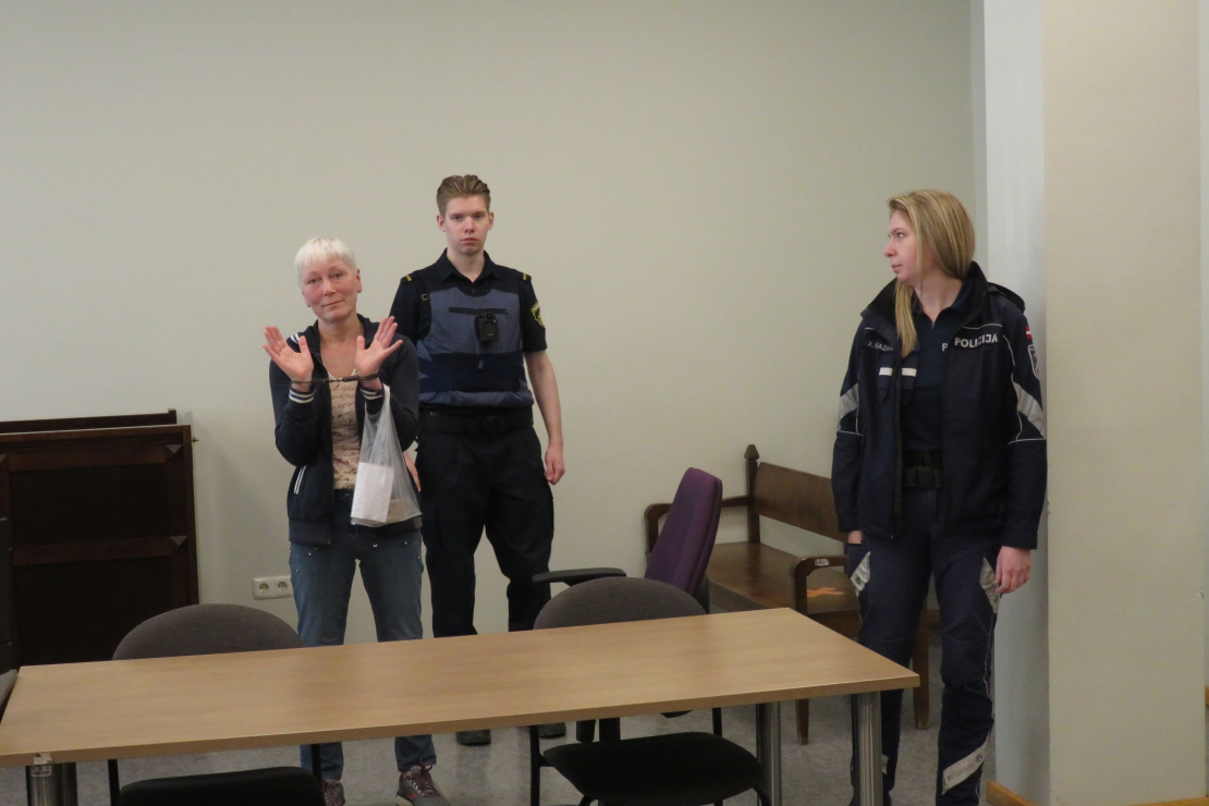 Rīgas pilsētas tiesa piespriedusi trīs gadus cietumā prokremliskajai aktīvistei Jeļenai Kreilei, kura vairākas reizes savas dzīvesvietas logos izvietojusi Krievijas simboliku un citus karu slavinošus simbolus.