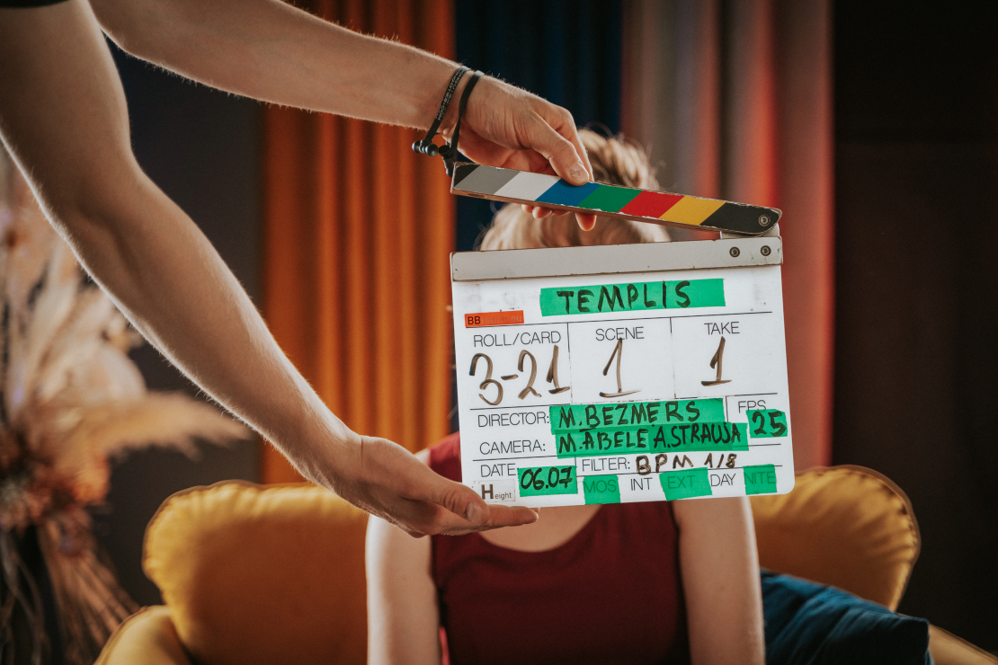 Pašmāju komēdijseriāla "Templis" filmēšanas aizkulises.