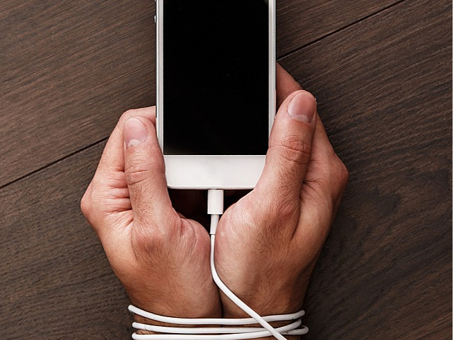 Stundām ilga nepārtraukta skatīšanās viedtelefonā rada atkarību kā no narkotikām.