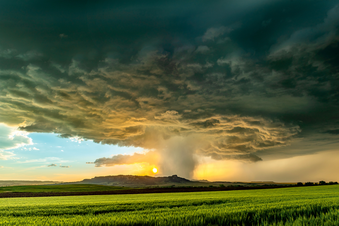 Paskaties uz kādu bildi, kurā attēlots tornado. Ja mēs no šīs bildes izņemtu ārā visas cietās daļas – putekļus, smiltis, akmeņus, zarus un citas lietas, kuras stiprais viesulis ir pacēlis gaisā, mēs redzētu pavisam parastu ainavu. Taču, ja mēs mēģinātu tuvoties tornado centram, kādā brīdī šī ļoti blīvā enerģija mūs atsviestu atpakaļ. It kā neredzam, taču pieredzam.
