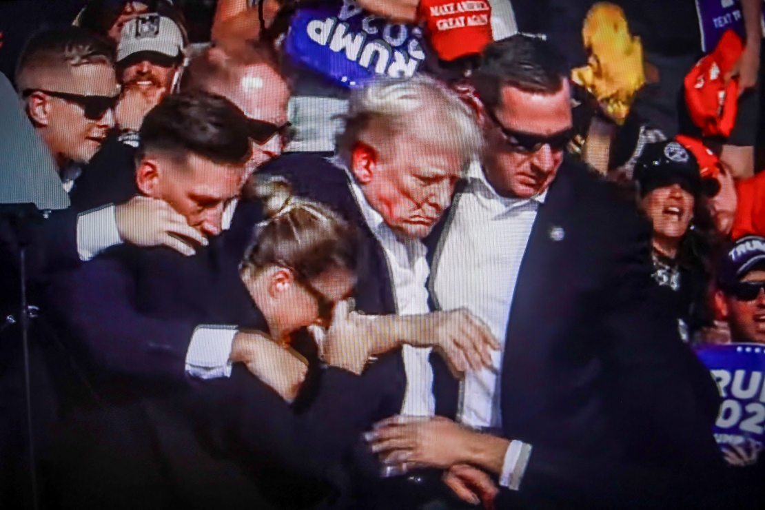 Donalds Tramps ievainots ausī. 
