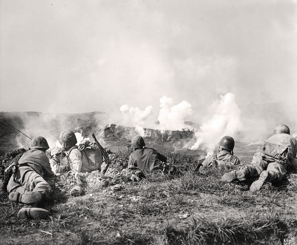 Karš Klusajā okeānā: Okinavas ieņemšana 1945. gada maijā. ASV jūras kājnieku divīzija ieņem japāņu pozīcijas pakalnos, kas ieskauj galvaspilsētu Nahu.