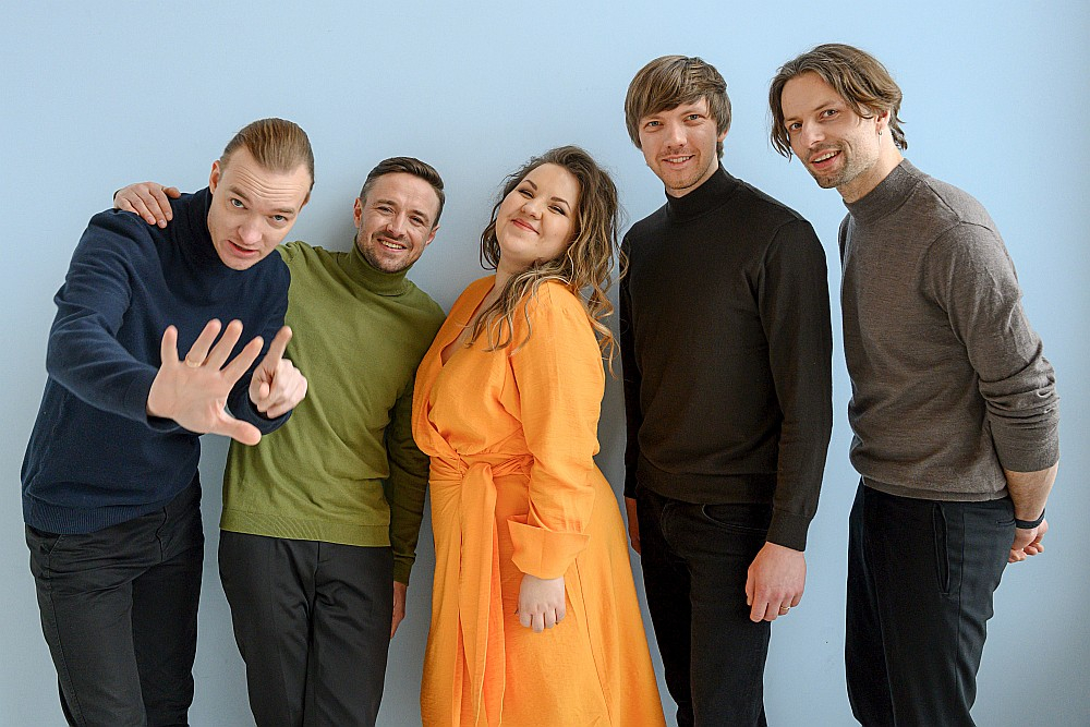 "The Soulful Crew", kurā spēlē Valters Sprūdžs (no kreisās),  Jānis Kalniņš, Kristīne Prauliņa, Toms Mikāls, Kaspars Kurdeko, ir soulmūzikas grupa, kas nu mēģina šo mūzikas žanru arī latviskot, tādējādi laužot savu ceļu latviešu mūzikā.