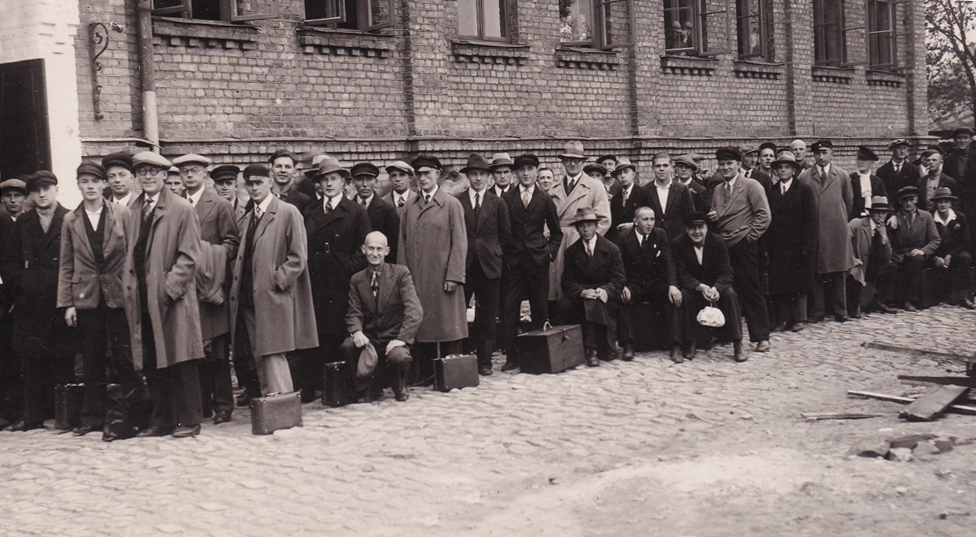 Latvijas armijas 5. Cēsu kājnieku pulkā jauniesauktie pie kazarmām. 1933. gads.