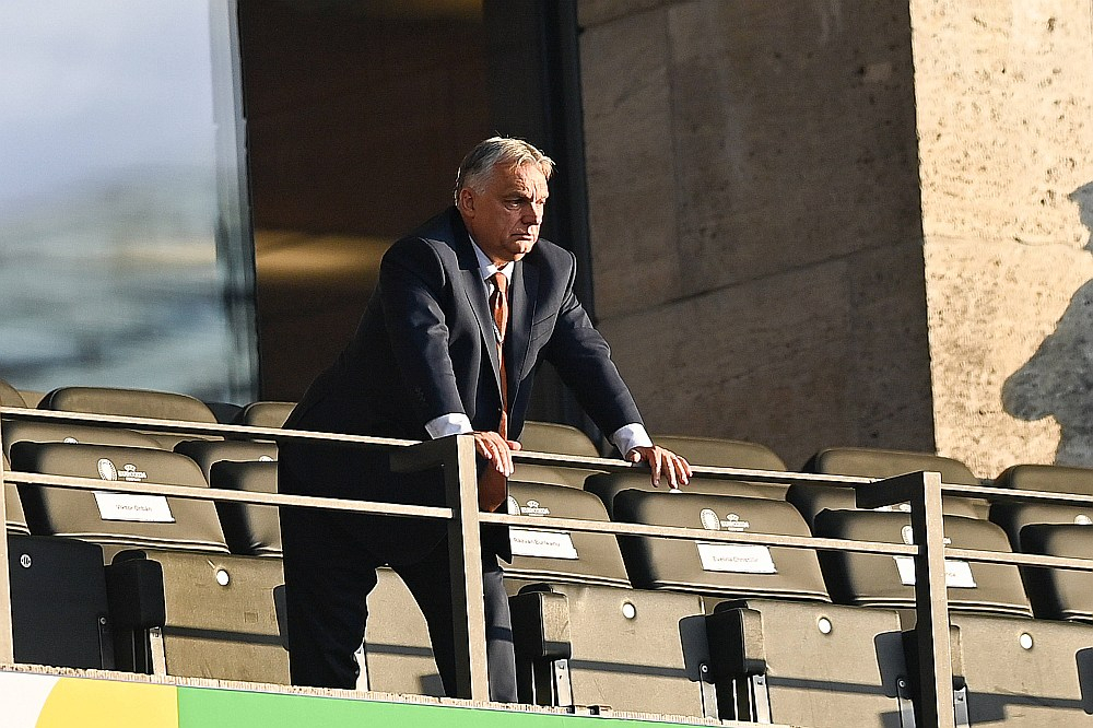 Eiropas Savienības prezidējošās valsts Ungārijas premjers Viktors Orbāns pārdomu mirklī pirms Eiropas čempionāta futbolā finālmača starp Angliju un Spāniju Berlīnes Olimpiskajā stadionā.