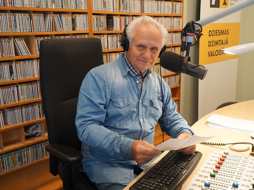 Gunāram Jākobsonam pašam esot brīnums, ka pie mikrofona jau 70 gadi!