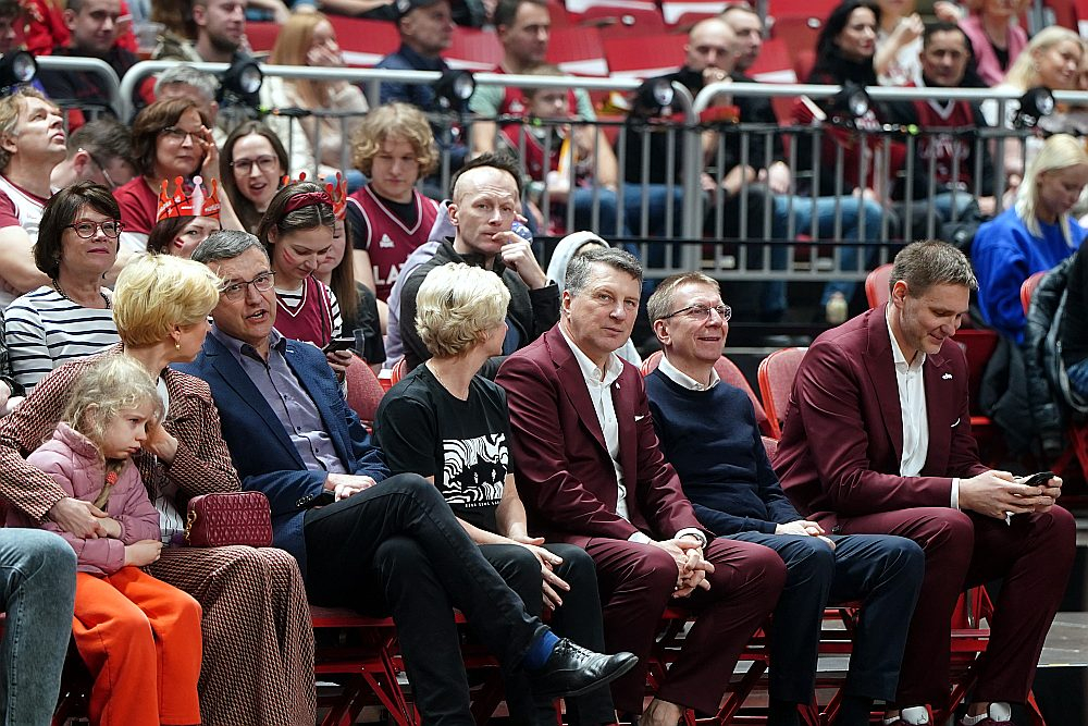 Latvijas basketbols pēdējos gados ir ļoti ieredzēts politiskajās aprindās. Attēlā izlases spēli vēro Anda Čakša (no kreisās), Jānis Reirs, Iveta un Raimonds Vējoņi, Edgars Rinkēvičs un Kaspars Cipruss.