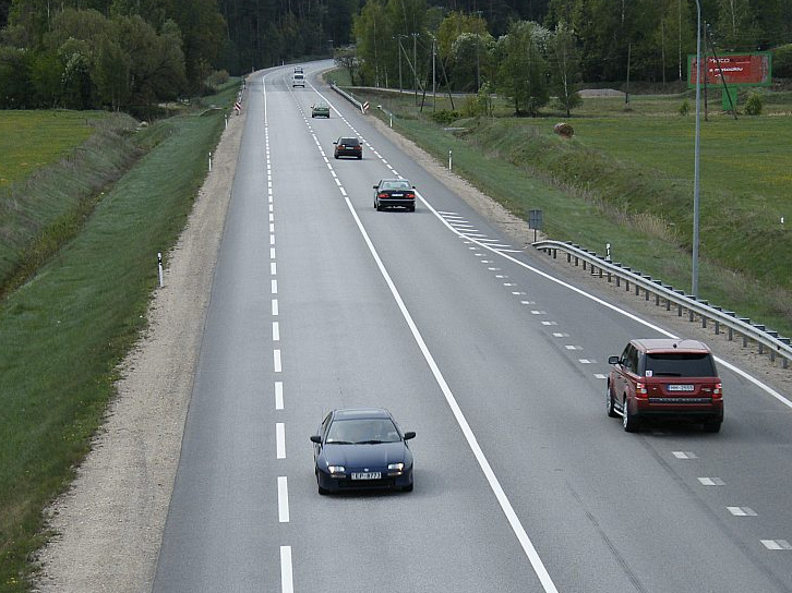 Sods par ātruma pārsniegšanu 1 km/h uz reģionālajiem ceļiem, manuprāt, būtu absurds. Ideāls ceļa segums, plaša situācijas pārskatamība. Un man jāblenž spidometrā?!