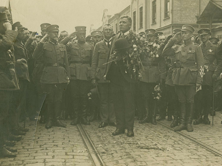 Latvijas Pagaidu valdības atgriešanās Rīgā. 1919. gada 8. jūlijs. Ceturtais no kreisās – ģenerālis D. Sīmansons, piektais – pulkvedis J. Balodis, sestais – J. Zālītis, septītais – K. Ulmanis, otrais no labās – pulkvedis J. Zemitāns.