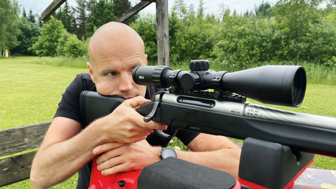 ￼Armands Reķis par Meopta MeoStar R 2,5-15x50 RD tēmēkli “Šoreiz varēja savā labā izmantot tēmēkļa piedāvāto lielo attēla palielinājumu. Ja pie rokas nav binokļa, tēmēklī var nopētīt arī ragus. Medījot arī vakara krēslā, attēls ir gaišs, ļauj pienācīgi izvērtēt medījumu.”