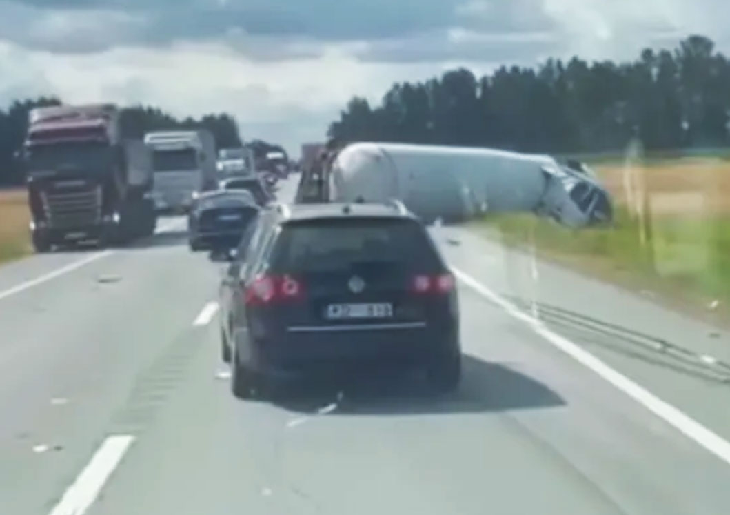 Iecavas pagastā pie Dimzukalna apgāzies gāzes cisternas auto.