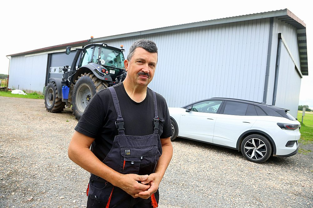 Bauskas novada Codes pagasta zemnieku saimniecības "Vaidelotes" īpašnieks Arnolds Jātnieks: "Kaut arī vasarā elektrības patēriņš mēdz būt vislielākais – pat līdz aptuveni 1700 kilovatstundām mēnesī, rēķinus visām vajadzībām nosedzam ar saules paneļu palīdzību."