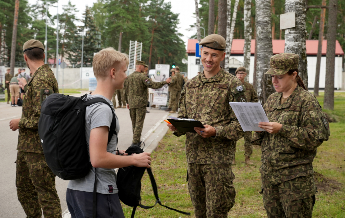 Militārajā bāzē "Ādaži" tiek sagaidīti valsts aizsardzības dienesta 2024. gada jūlija iesaukuma karavīri.