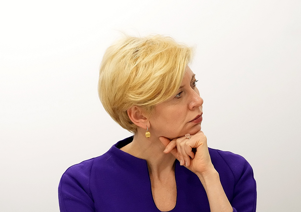 Plāna maiņu izglītības un zinātnes ministre Anda Čakša pamato ar to, ka uzklausījusi viedokļus par Latviešu valodas aģentūras lomu un tagad esot gatava turpināt diskusiju. Par LVA saglabāšanu bija izteicies Valsts prezidents Edgars Rinkēvičs, atklātu vēstuli rakstīja profesore Janīna Kursīte un valodniece Ina Druviete, deputāte Ilze Indriksone (Nacionālā apvienība) rosināja sasaukt Saeimas Izglītības, kultūras un zinātnes komisijas sēdi, un bija arī daudzi citi iebildumi.