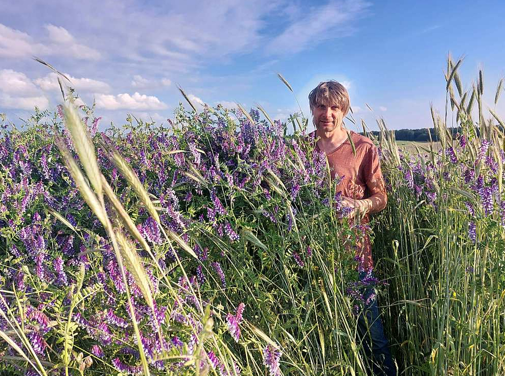 Gatis Ozols, bioloģiskās lielsaimniecības "Nodegi" saimnieks Dienvidkurzemes novadā.