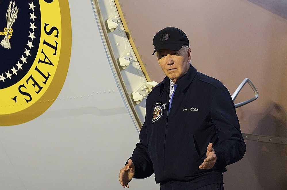 ASV prezidents Džo Baidens pie prezidenta lidmašīnas "Air Force One", dodoties pašizolācijā pēc pozitīva Covid-19 testa.