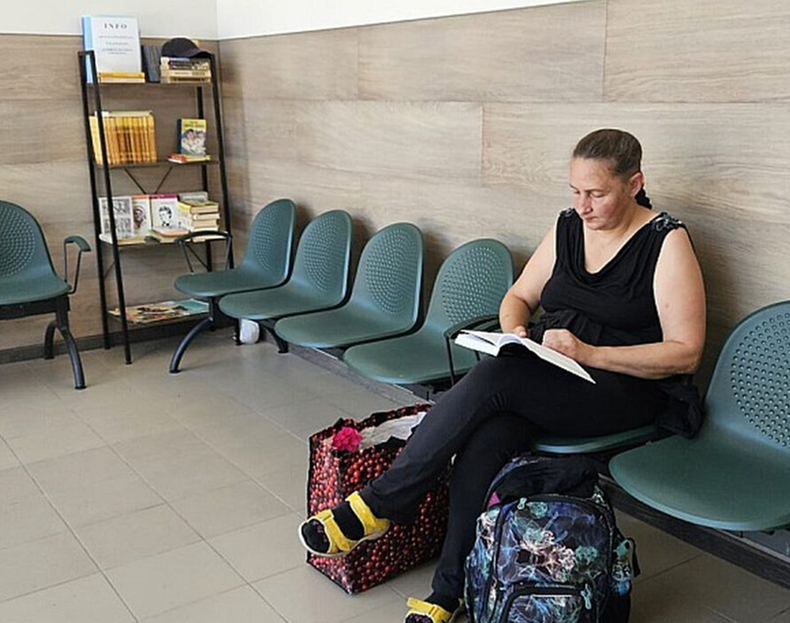 Alūksnes autoostas apmeklētāji iniciatīvu par grāmatu plaukta izveidi atzinuši par ērtu un patīkamu.
