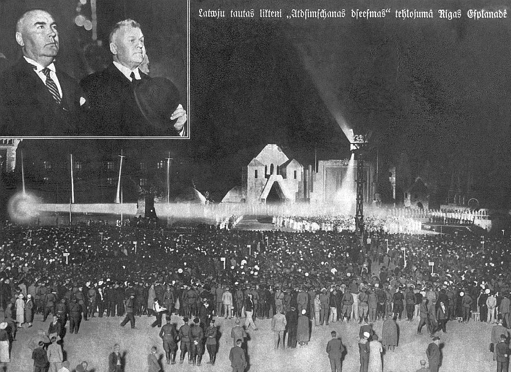 Brīvdabas izrāde "Atdzimšanas dziesma" ar valsts vadītājiem Albertu Kviesi un Kārli Ulmani publikā.