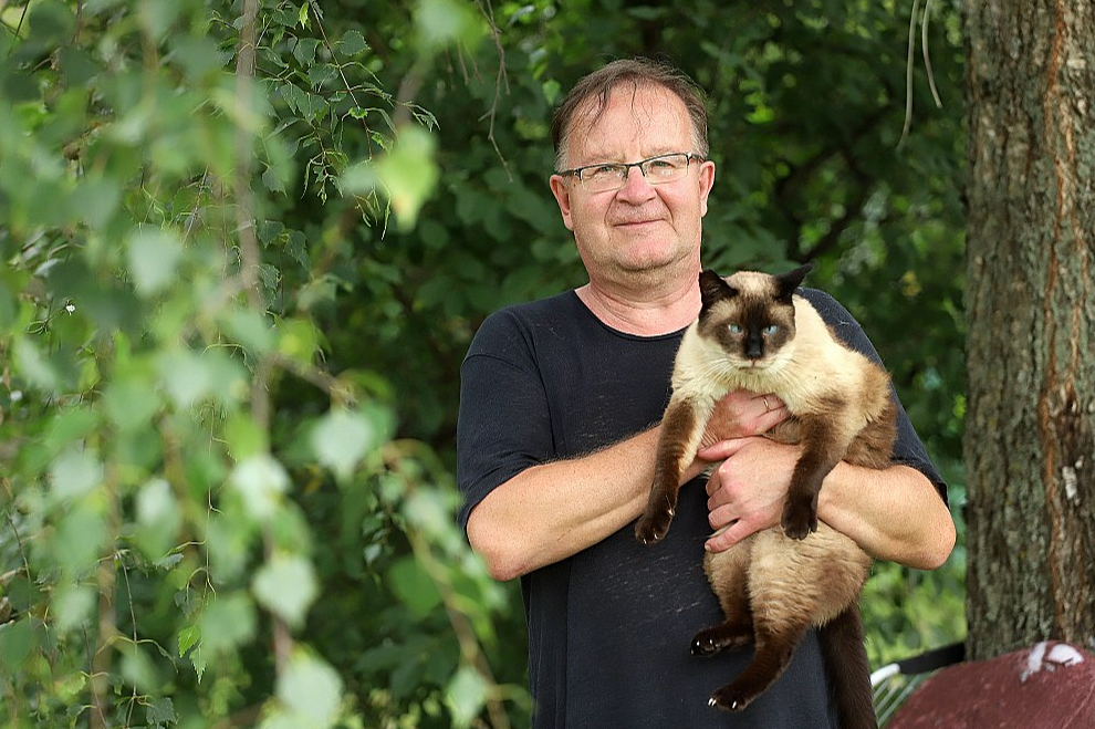 Egils Līcītis ar kaķi Kimu.