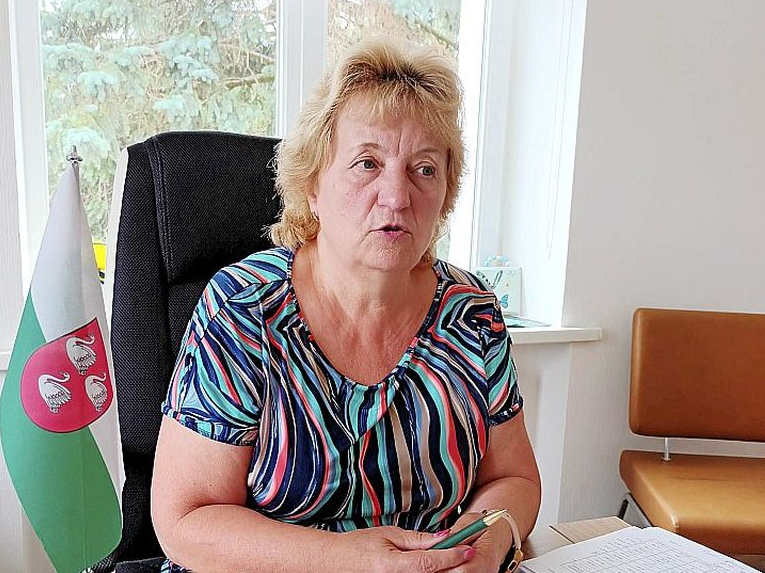 "Vismaz tur, kur noņem sabiedriskā transporta reisus, pieaugušos būtu jāļauj vest skolēnu autobusos. Šobrīd ir absurda situācija, ka oficiāli skolēnu autobusa šoferis nedrīkst vest pat skolotāju!" par situāciju novada satiksmē stāsta Gulbenes novada domes priekšsēdētāja vietniece Guna Švika.