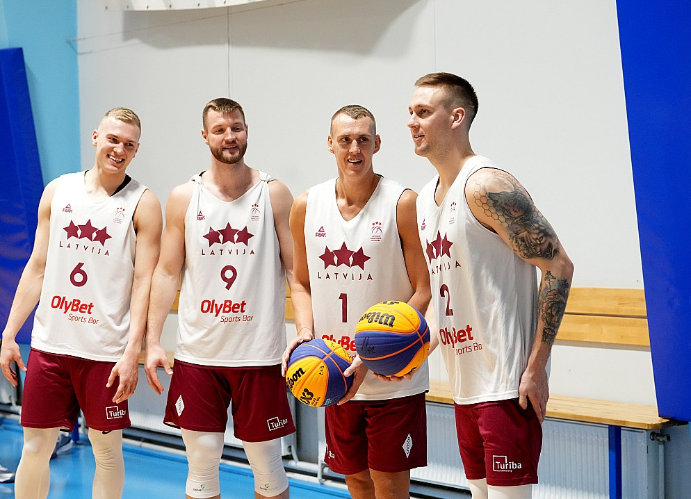 Latvijas 3x3 komandas basketbolisti – Francis Lācis (no kreisās), Zigmārs Raimo, Nauris Miezis un Kārlis Lasmanis tiek uzskatīti par reālākajiem medaļu pretendentiem Latvijas delegācijā Parīzes olimpiskajās spēlēs.