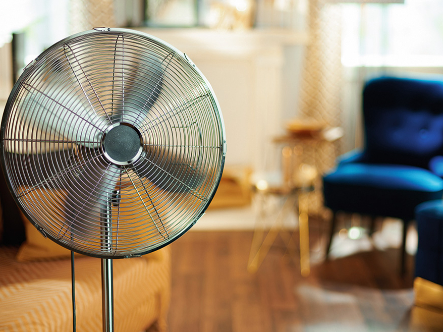 Atkarībā no iestatītās ventilatora jaudas tas jānovieto pietiekamā attālumā no mājiniekiem telpā.