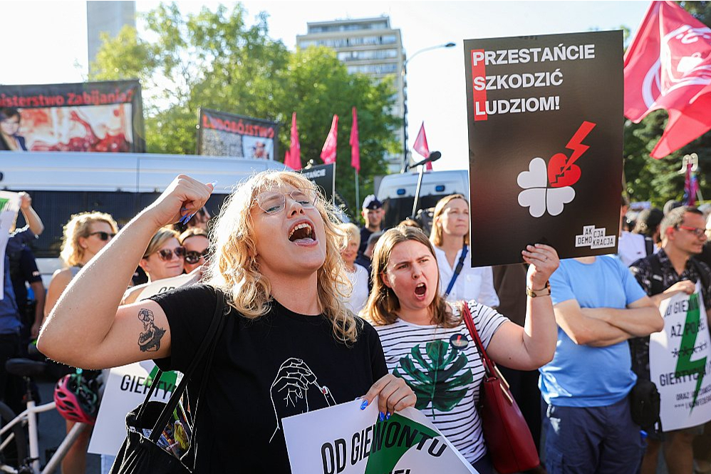 Aborta tiesību atbalstītāji 23. jūlijā Varšavā pulcējās pie Polijas parlamenta.