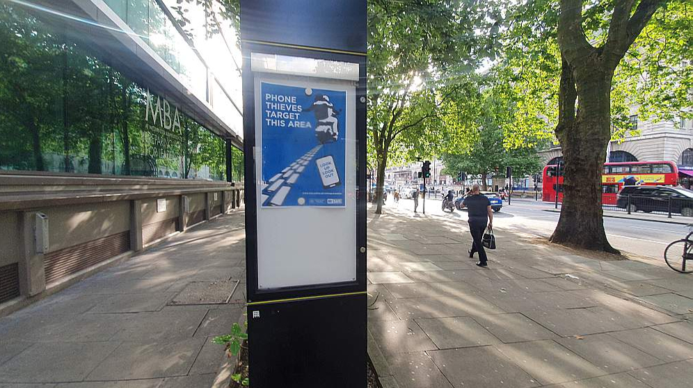 Par telefonu zagļiem, kas gatavi mobilai bēgšanai, Londonas ielās ziņo arī īpašas vides reklāmas.