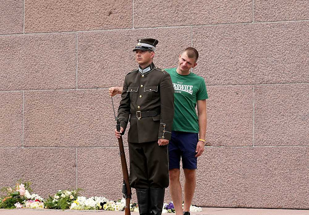 Ne visi poļu fani mācēja cienīgi uzvesties pie Brīvības pieminekļa.