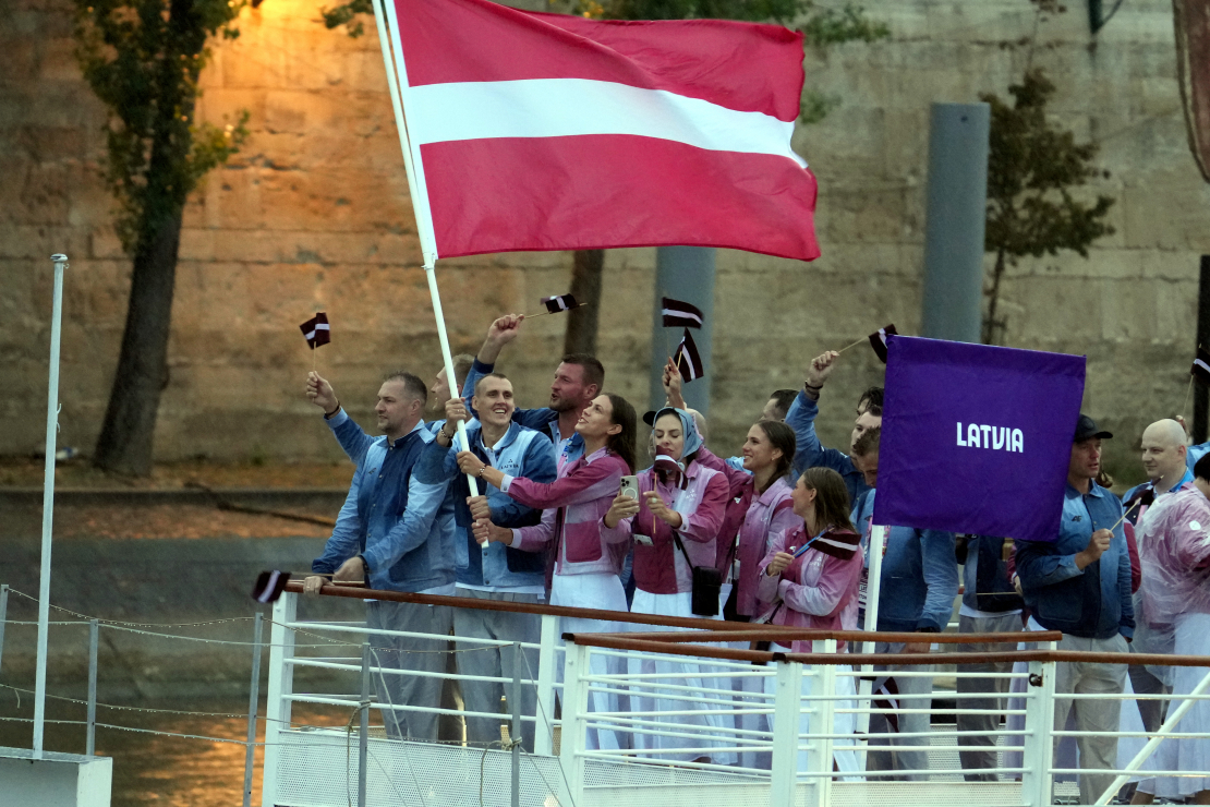 Sēnas upē Latvijas olipskā delegācija atradās 42. laivā kopā ar Libānas, Libērijas un Lībijas delegācijām. Karognesēji jeb šajā gadījumā turētāji - 3x3 basketbolists Nauris Miezis un pludmales volejboliste Tīna Graudiņa. 